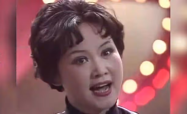 違反規定唱禁曲,開口大罵觀眾,現場一片混亂,這屆春晚成巔峰