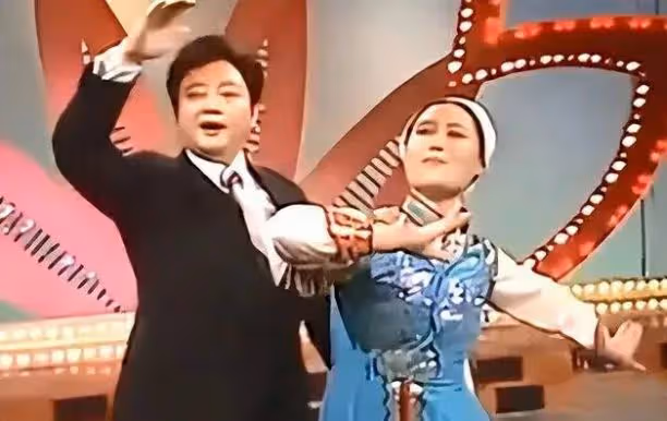 違反規定唱禁曲,開口大罵觀眾,現場一片混亂,這屆春晚成巔峰