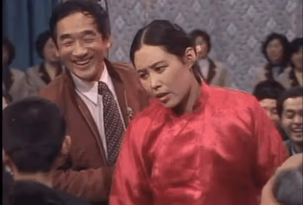 違反規定唱禁曲,開口大罵觀眾,現場一片混亂,這屆春晚成巔峰