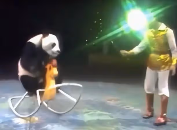 違反規定唱禁曲,開口大罵觀眾,現場一片混亂,這屆春晚成巔峰