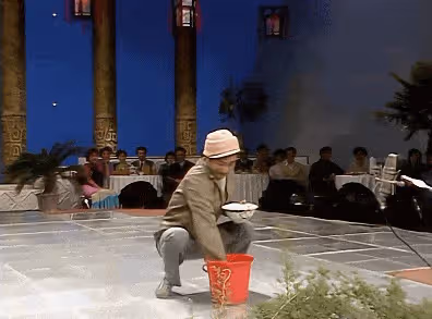 違反規定唱禁曲,開口大罵觀眾,現場一片混亂,這屆春晚成巔峰