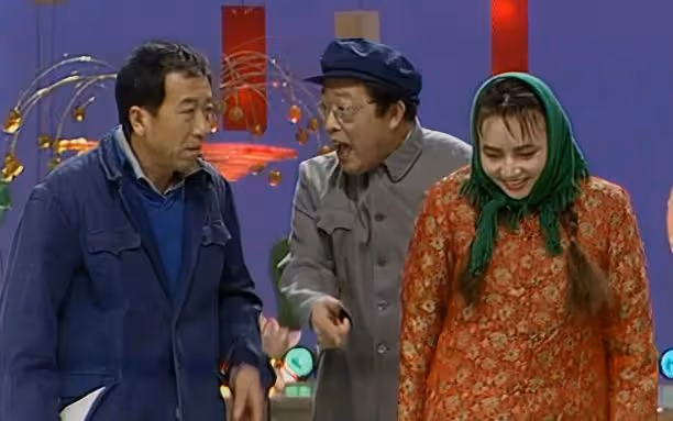 違反規定唱禁曲,開口大罵觀眾,現場一片混亂,這屆春晚成巔峰