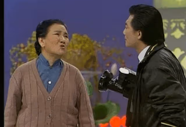違反規定唱禁曲,開口大罵觀眾,現場一片混亂,這屆春晚成巔峰