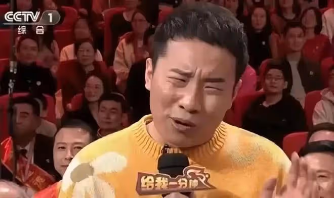 違反規定唱禁曲,開口大罵觀眾,現場一片混亂,這屆春晚成巔峰