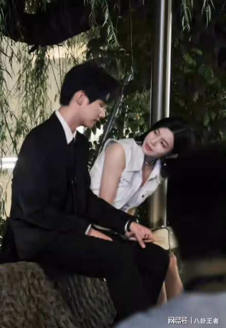 各玩各的?陳妍希跟小19歲男星打情罵俏眼神撩人,演離婚女氣陳曉