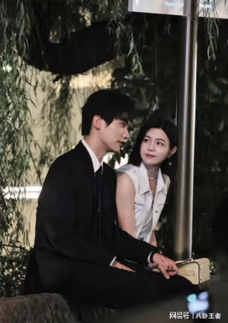 各玩各的?陳妍希跟小19歲男星打情罵俏眼神撩人,演離婚女氣陳曉