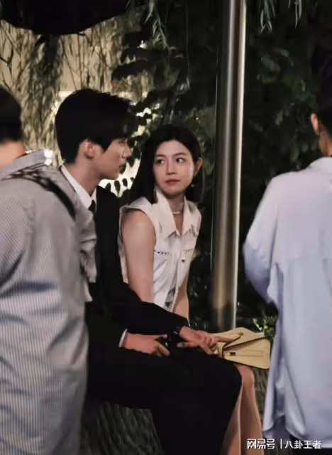 各玩各的?陳妍希跟小19歲男星打情罵俏眼神撩人,演離婚女氣陳曉