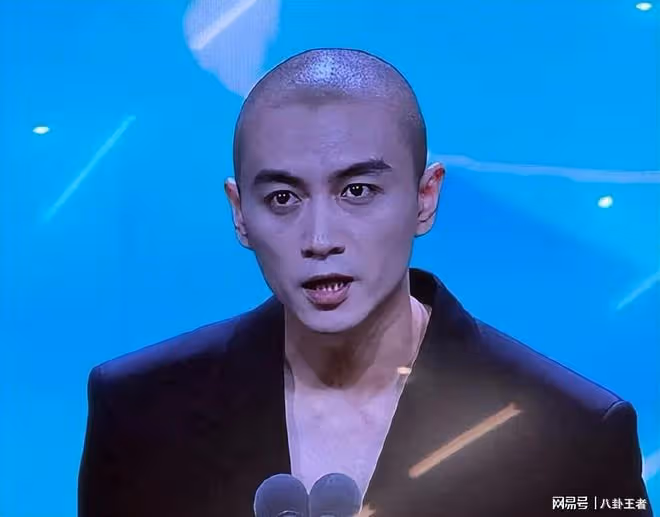 陳曉離婚後從頭開始!光頭造型亮相眼神兇狠,沒人敢提前妻陳妍希