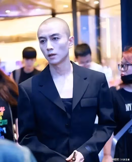 陳曉離婚後從頭開始!光頭造型亮相眼神兇狠,沒人敢提前妻陳妍希