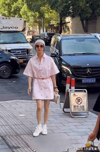 吳謹言剛生娃出月子了?豪華奔馳上下班,卻頭包白布條防寒怕吹風