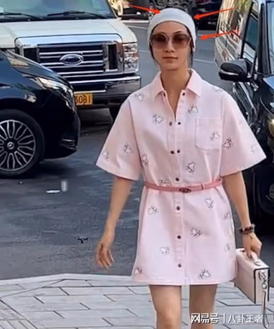 吳謹言剛生娃出月子了?豪華奔馳上下班,卻頭包白布條防寒怕吹風