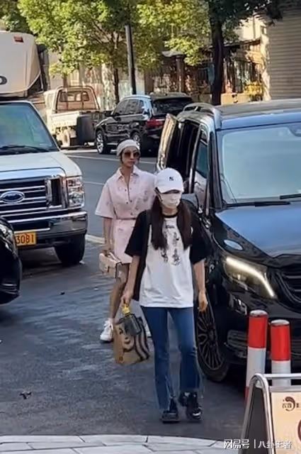 吳謹言剛生娃出月子了?豪華奔馳上下班,卻頭包白布條防寒怕吹風