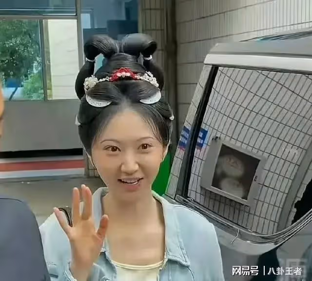 景甜整容失敗!臉腫脹僵硬,眼睛縮小一倍,女神慘變悲傷蛙太可怕