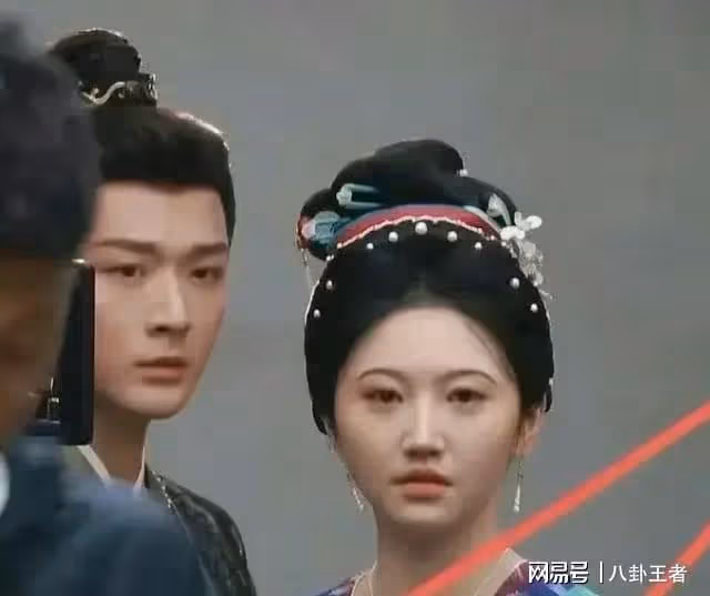 景甜整容失敗!臉腫脹僵硬,眼睛縮小一倍,女神慘變悲傷蛙太可怕