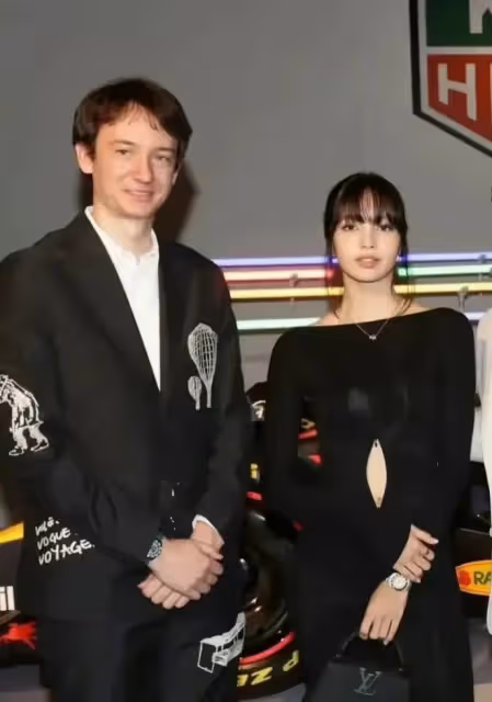 Lisa與LV三公子家人歡聚一堂!努力融入,和未來嫂子相當投緣!