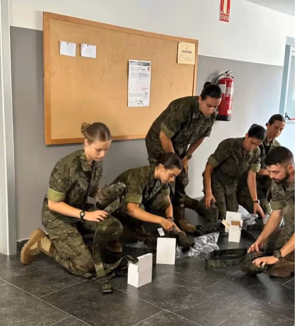 西班牙長公主軍校畢業！軍事大變身，與家人重聚淚眼相擁！ 