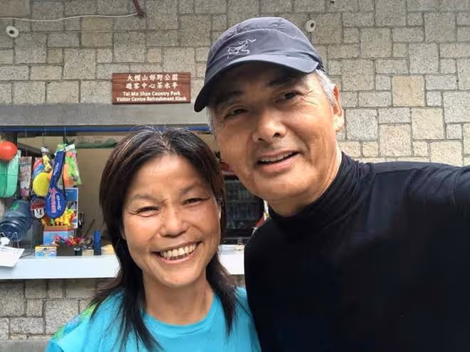 69歲周潤發衰老不少:臉上皺紋明顯,堅持跑步和跑友一起打卡