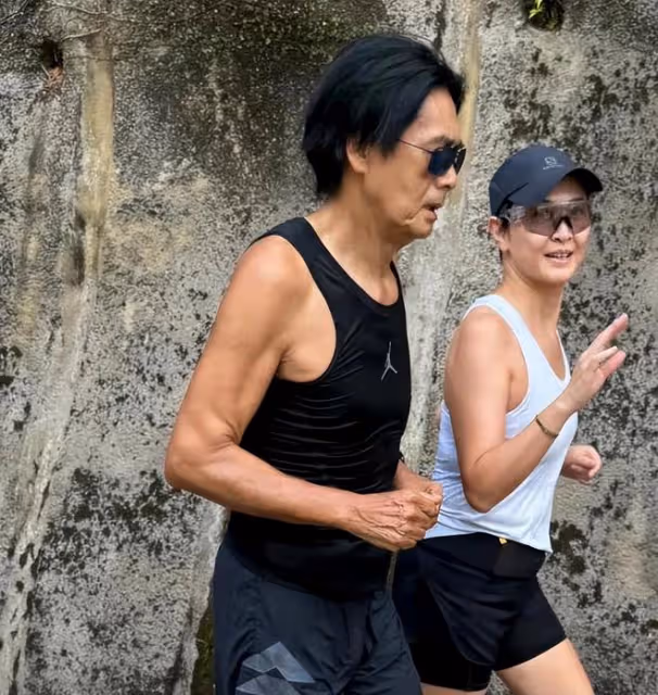 69歲周潤發衰老不少:臉上皺紋明顯,堅持跑步和跑友一起打卡