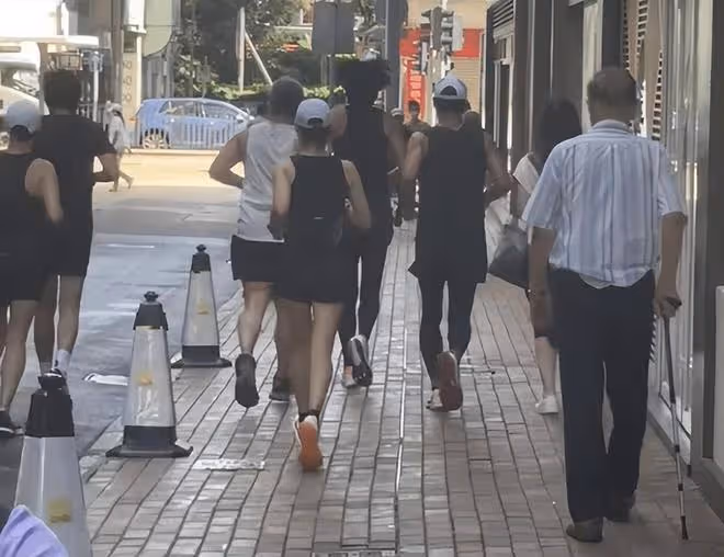 69歲周潤發衰老不少:臉上皺紋明顯,堅持跑步和跑友一起打卡