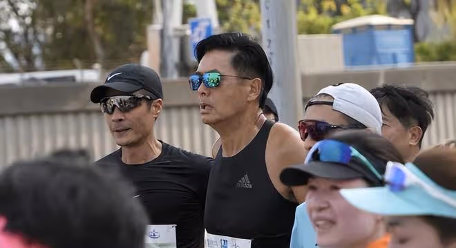 69歲周潤發衰老不少:臉上皺紋明顯,堅持跑步和跑友一起打卡