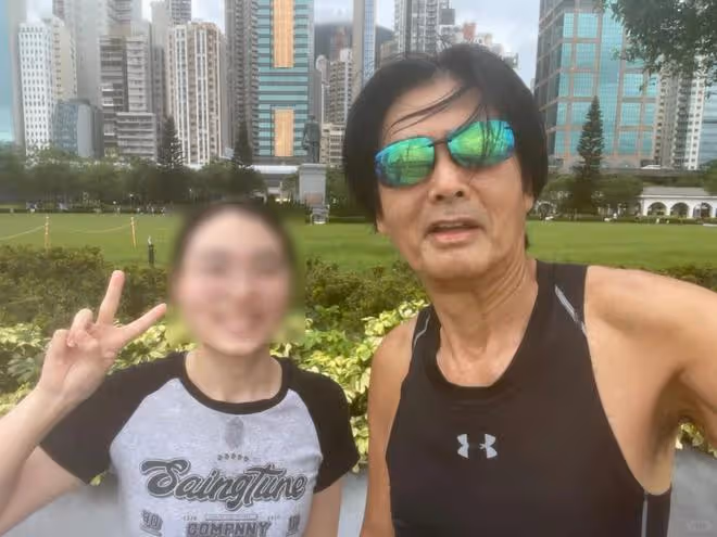 69歲周潤發衰老不少:臉上皺紋明顯,堅持跑步和跑友一起打卡