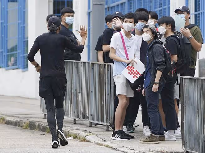 69歲周潤發衰老不少:臉上皺紋明顯,堅持跑步和跑友一起打卡