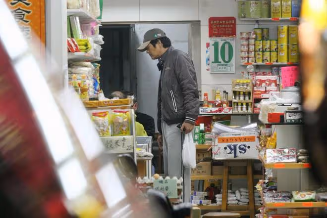 69歲周潤發衰老不少:臉上皺紋明顯,堅持跑步和跑友一起打卡