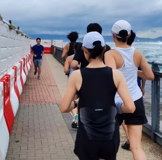 69歲周潤發衰老不少:臉上皺紋明顯,堅持跑步和跑友一起打卡