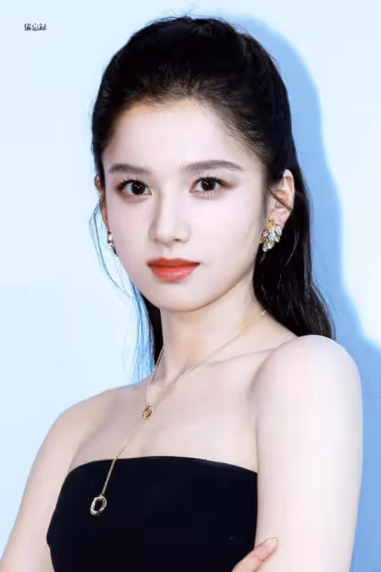 張婧儀出席線下活動,抹胸黑紗禮服,高顱頂,簡約大氣,優雅大方