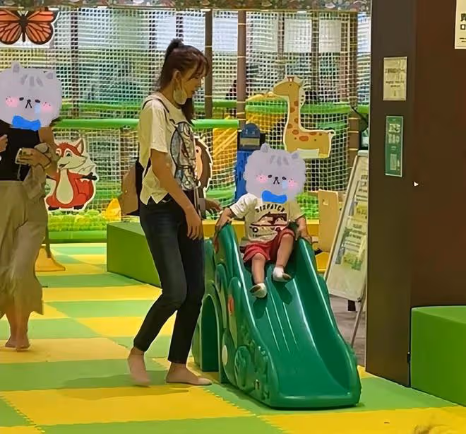 林志玲帶兒子遊玩,背著水壺和小包,陪兒子玩車溫柔又有耐心