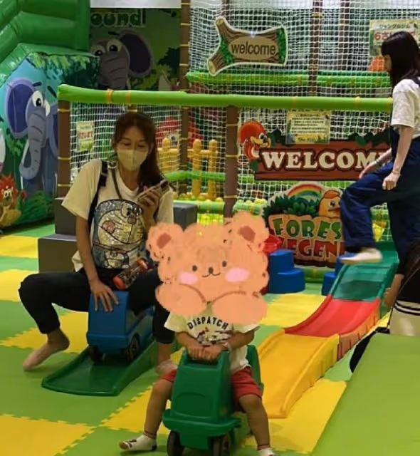 林志玲帶兒子遊玩,背著水壺和小包,陪兒子玩車溫柔又有耐心
