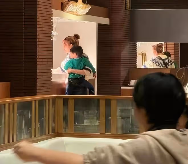 林志玲帶兒子遊玩,背著水壺和小包,陪兒子玩車溫柔又有耐心