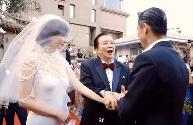 林志玲帶兒子遊玩,背著水壺和小包,陪兒子玩車溫柔又有耐心