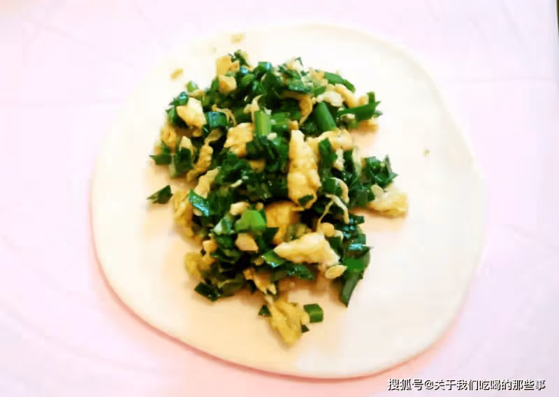 這才是韭菜盒子正確做法,皮薄餡多,香味濃郁,一次吃5個不嫌多