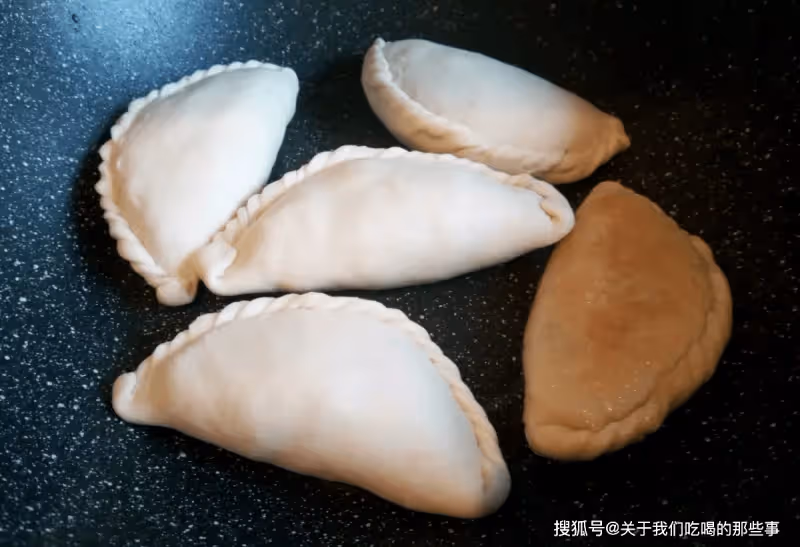這才是韭菜盒子正確做法,皮薄餡多,香味濃郁,一次吃5個不嫌多