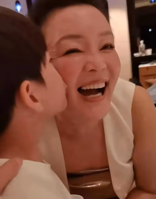 張蘭曬孫子親臉視頻樂開花,小玥兒眉眼超像汪小菲