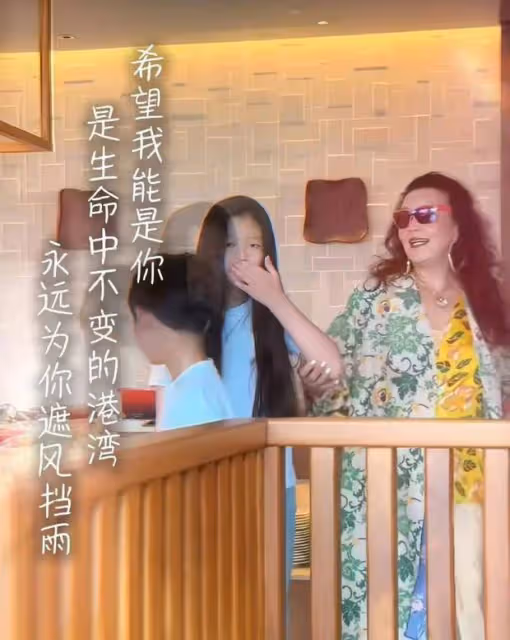 張蘭曬孫子親臉視頻樂開花,小玥兒眉眼超像汪小菲