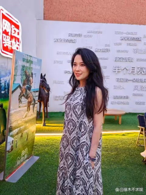 森林北母女和朋友聚餐，為保持身材一口沒吃，8歲女兒首次露面！