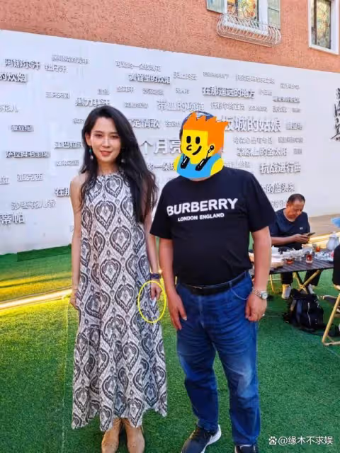 森林北母女和朋友聚餐，為保持身材一口沒吃，8歲女兒首次露面！