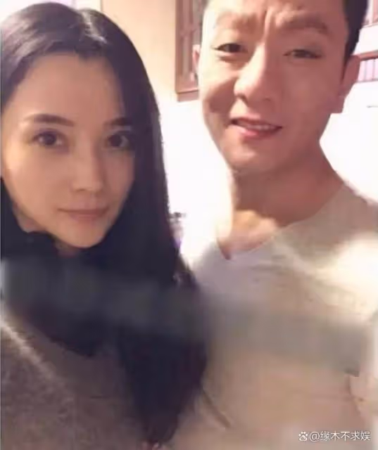 森林北母女和朋友聚餐，為保持身材一口沒吃，8歲女兒首次露面！