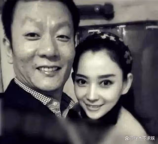 森林北母女和朋友聚餐，為保持身材一口沒吃，8歲女兒首次露面！