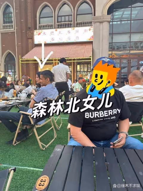 森林北母女和朋友聚餐,為保持身材一口沒吃,8歲女兒首次露面!