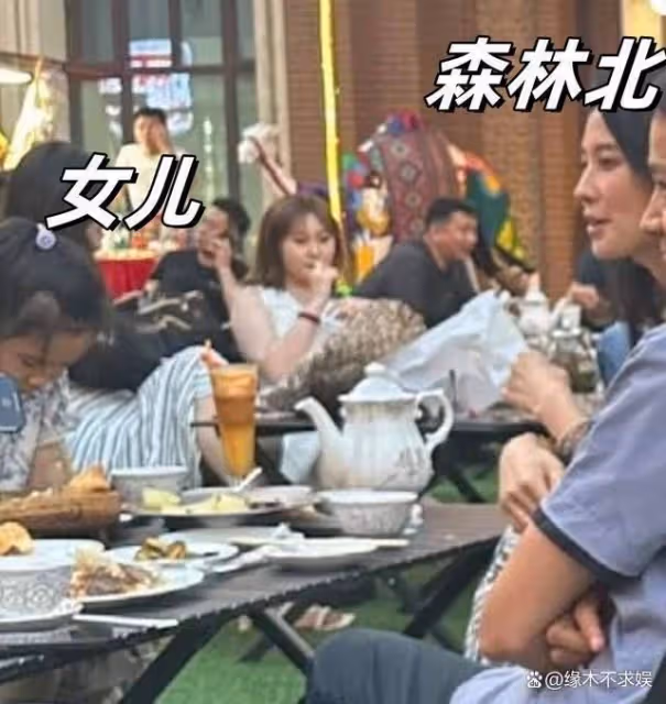 森林北母女和朋友聚餐,為保持身材一口沒吃,8歲女兒首次露面!