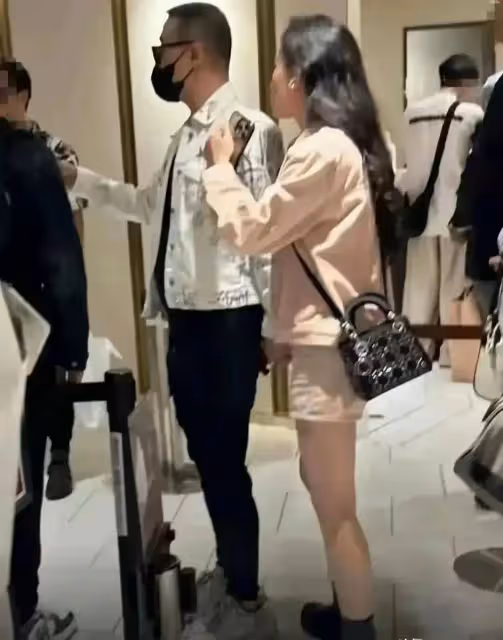 網友偶遇森林北,本人十分和氣,大方滿足合影要求,本人確實漂亮