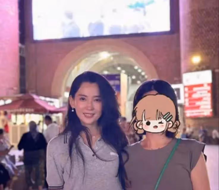 網友偶遇森林北,本人十分和氣,大方滿足合影要求,本人確實漂亮