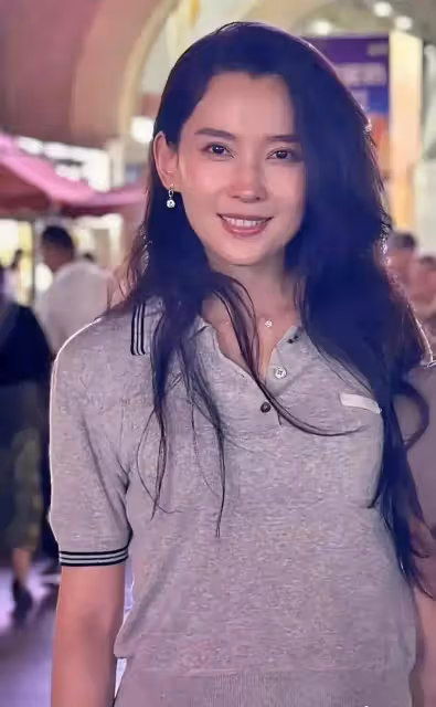 網友偶遇森林北,本人十分和氣,大方滿足合影要求,本人確實漂亮