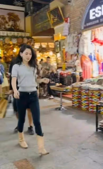 網友偶遇森林北,本人十分和氣,大方滿足合影要求,本人確實漂亮