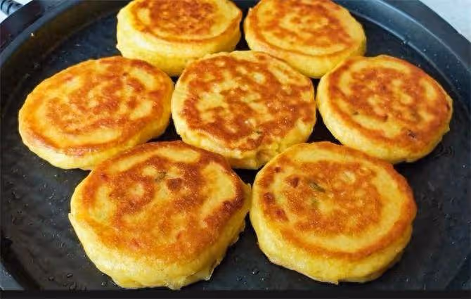 把玉米面用開水一燙,加半碗麵粉,手不沾面,蓬鬆柔軟比麵包好吃
