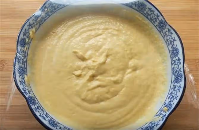 把玉米面用開水一燙,加半碗麵粉,手不沾面,蓬鬆柔軟比麵包好吃