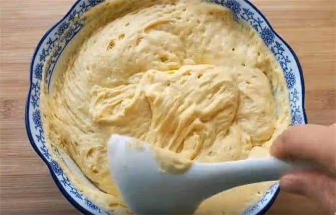 把玉米面用開水一燙,加半碗麵粉,手不沾面,蓬鬆柔軟比麵包好吃